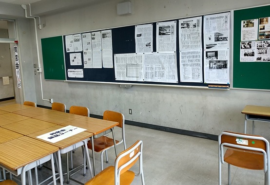 同窓会談話コーナーと展示物